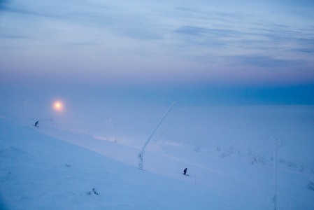 Kaamoksen sinisessä hiljaisuudessa tunturin tunnelma on rauhallisimmillaan ja syvimmillään.