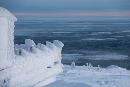 Pyhän huipulla sijaitseva Tsokka-rinneravintola tarjoilee herkkujen lisäksi upeaa maisemaa. Talvisin ravintola saa luonnolta upean valkoisen kuorrutuksen.