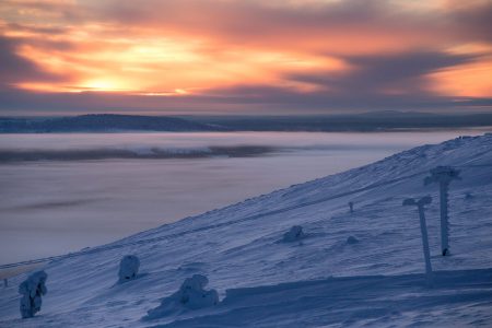 Kaamoksen aika on Lapin tuntureilla tunnelmallista. Kun päivän aurinkoaika lasketaan minuuteissa, tulee siitä otettua todennäköisemmin kaikki irti.