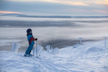 Joulu tunturissa toimii kaiken ikäisille. Ski-inn -majoituksessa on kätevä laskea rinteiltä suoraan joulusaunaan.