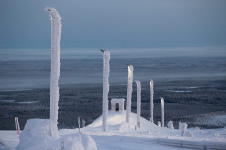 Kaamoksen hämärässä hyvin valaistussa rinteissä näkee laskea jopa paremmin kuin loppukauden päivänvalossa. Keinovalo tekee rinteeseen kontrastia luovia varjopaikkoja, jolloin mäen muodot ja yksityiskohdat hahmottaa parhaimmin.