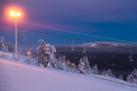 Aikoinaan kuvan Pyhän kolmen hengen tuolihissi tuntui luksukselle. Nykyisin vieressä pyörii vielä mukavampi ja nopeampi sekä huipulle saakka nostava kuuden hengen PyhäExpress. Luksuksen tuntu on siirtynyt viereiseen hissilinjaan.