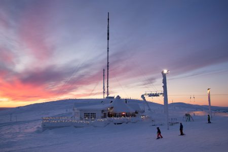 Pyhätunturin huipulta löytyvä tunnelmallinen Tsokka-ravintola on upeimmillaan auringon laskiessa.