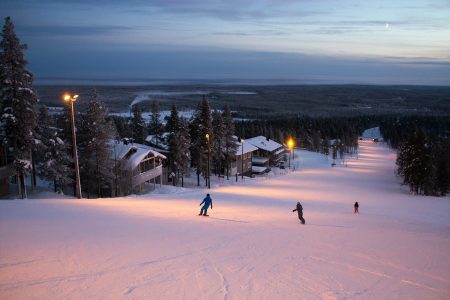 Ideaalinen hiihtokeskusmajoitus on mallia ski-inn, eli sisään ja ulos pääsee laskemalla. Esimerkillisiä majoitusten sijainteja löytyy mm. Pyhän perherinteen vierestä.