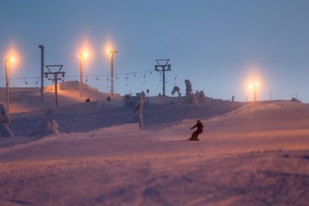 Pyhän pitkät ja leppoisat Pohjoisrinteet tarjoavat kaamosaikaan mitä tunnelmallisinta laskemista omassa rauhassa. Alhaalla on mahdollisuus pysähtyä PyhäWurstille.