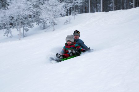 Lähes jokaisessa hiihtokeskuksessa pääsee oheistoimintana nauttimaan pulkkamäestä. Suosittelemme kaikille muillekin kuin lapsiperheille.