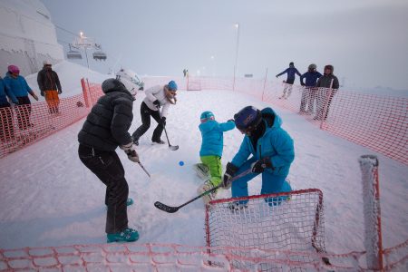 Pyhän huipulta voi löytyä yllättäviä aktiviteetteja. Lumisähly on innovatiivinen esimerkki siitä, mitä kaikkea tunturin huipulla voi tehdä.