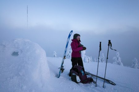 Pyhän parhaimpiin kuuluvien offarilaskumaastojen Kultakeron ja Ukonhatun välissä on jyrkkä kuru, jossa laskeminen on osittain kiellettyä. Kieltoalueen ulkopuolella on useita hienoja offarilaskureittejä.