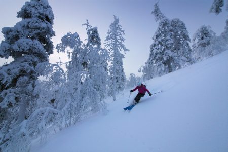 Sinisen hetken sävyt ovat yhtä heinoja Pyhätunturilla ja viereisellä Ukonhatulla.