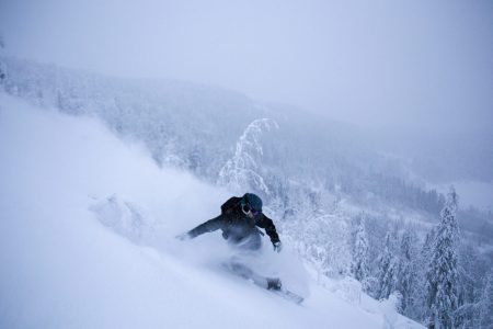 Svanstein Ski tarjoaa useampia hienoja offarilaskuja, joiden varrelta voi olettaa löytävänsä puuterikätköjä.