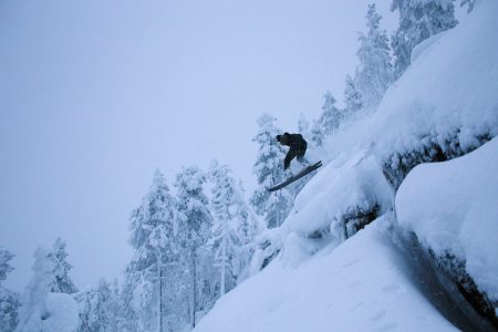 Svansteinin rinteiden väleihin kätkeytyvillä reiteillä on runsaasti eri korkuisia luonnondroppeja taitotason mukaan valittavaksi.