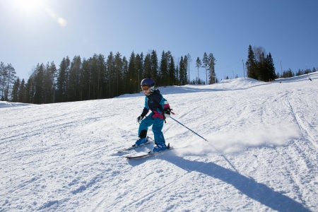 Pääskyvuoren suosituin rinne on huipulta lähtevä, kumpuilevasti ala-asemalle kuljettava Perherinne.