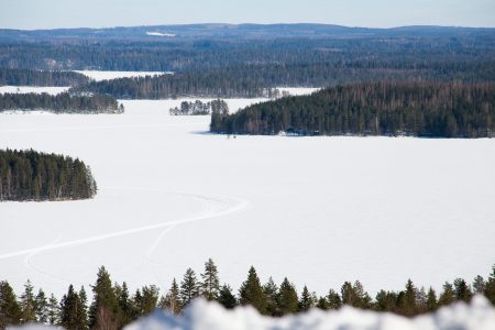 Pääskyvuori on maisemiltaan Keski-Suomen hiihtokeskusten parhaimmistoa. Näkymä avautuu Kermajärvelle, ja silmät pysähtyvät mieluusti tähän tunnelmaan.