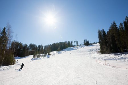 Pääskyvuoren letkeään tunnelmaan pilvetön taivas istuu luontevasti.