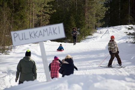 Pulkkamäki on laskettelijoille ja lumilautailijoille hauska afterki-verryttelymuoto. Ei-laskeville perheenjäsenille pulkkailu voi olla päivän pääaktitiveetti.