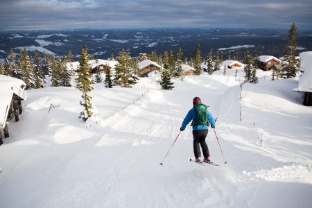 Trysilin mökkikylä nousee pitkälle ylöspäin tunturin kylkeä. Mökkikylän läpi kiemurtelee rinne, ja ski in + out -periaate toteutuu esimerkillisesti.