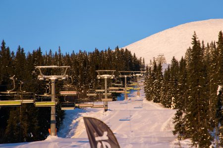 Trysilissä myydään early bird -pakettia, jossa pääsee korkkaamaan rinteet pari tuntia ennen varsinaista avaamista. Käytössä on muutama hissi, hyvä valikoima rinteitä ja hintaan kuuluu aamiaisbuffet.