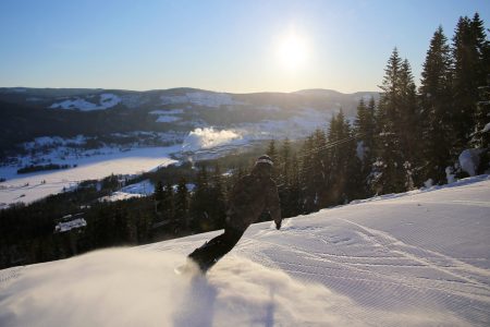 Tyyni keli, tampparin jäljiltä lähes koskematon rinne ja vain kourallinen muita laskijoita. Silloin jyrkempikin rinne on helppoa ja nautinnollista laskea vauhdilla.