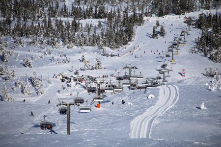 Rauhallisempi Høyfjellssenterin puoli Trysiliä on perheiden suosiossa. Korkeuseroa on tällä puolen hieman vähemmän, ja rinteet pääosin loivia. Puuraja tulee täällä nopeammin vastaan korkeammalla sijaitsevan ala-aseman vuoksi.