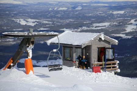 Trysilin huipulle pääsee letkeästi kolmella eri tuolihissillä. Rennolta näyttää myös hissimiehen tunnelma tässä maisemassa.