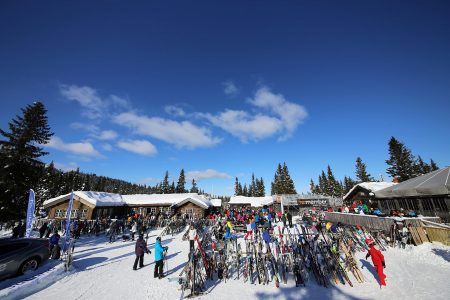 Trysilissä on eläväinen afterski-tunnelma etenkin sesonkeina. Iltapäivästä Seterstuan terassilla on vilskettä. Hiihtopäivän jälkeen meno jatkuu etenkin Turistsenterin alueen paikoissa.