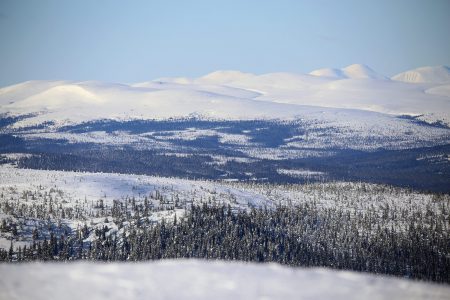 Trysilistä on noin 27 km linnuntietä Ruotsin rajalle. Taaemmat tunturit kuuluvat Fulufjälletin kansallispuistoon Ruotsin puolella.