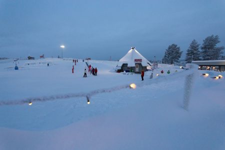 Ounasvaaran hyppyrimäkien ja ala-aseman tuntumassa sijaitseva Rendin lumimaa on pienten ja aloittelevien laskijoiden oma tunnelmallinen alue.