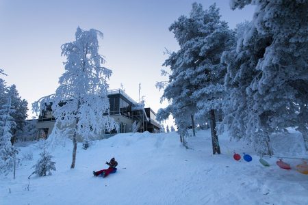 Ounasvaaran huipulla sijaitsee Lapland hotel Sky. Tuolihissin yläaseman vieressä yöpymisessä on aina oma tunnelmansa.