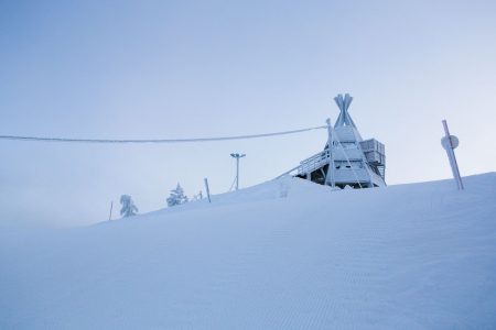 Ounasvaaran Tottorakan puolen rinteissä saa vauhtia myös ilman massiivista lähtötornia. 140 metrin korkeusero tarjoaa Rovaniemeläisille kunnon pudotuksen lähimäessään.