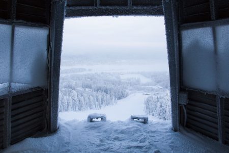 Rauhaa Ounasvaaran Tottorakan huipun lähtötornissa hetkeä ennen vauhtiin syöksymistä.