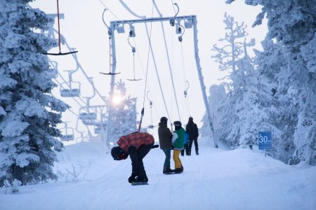 Ounasvaaran Ounashissien puolella tuolihissin linja kulkee aivan ankkurihissin vierellä. Tuolihissiä ei kuitenkaan pyöritetä päivittäin.