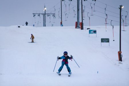 Oulun Ruskotunturin helpompi Junnupark on sopiva paikka opetella parkkilaskemista vaikka yhdessä koko perheen voimin.