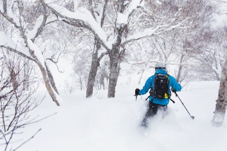 Tiheällä lumisateella ja kovemmalla tuulella metsä pelastaa puuteripäivän. Kiroron metsät ovat sopivan harvoja laskemiseen, mutta antavat näkyvyyteen tarvittavan kontrastin ja suojaavat harjanteilla ja huipuilla viuhuvalta tuulelta.