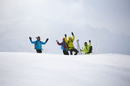 Kiroron Asarin alueen huipuilta pääsee ihailemaan taustalla siintävää jylhempää Mt. Yoichi-dakea.