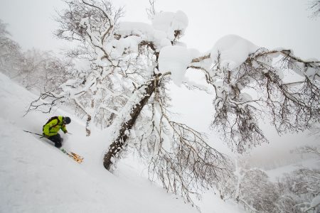 Rusutsun kolmesta hiihtovuoresta suurin on Mt. Isola. Vuorelta löytyy myös keskuksen laajimmat offarialueet.