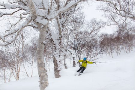 Nisekon Hanazonon hiihtoalueen ulkopuoleinen kylki tarjoaa hienoa profiilia. Rinteenpuoleiselle harjanteelle noustaan kätevästi takaisin rinnekoneen tamppaamaa latua pitkin.