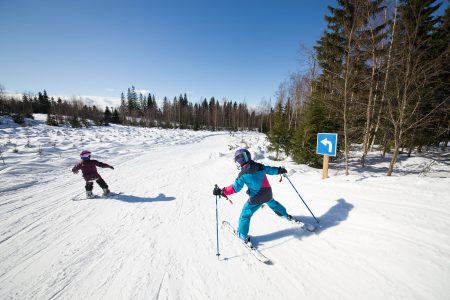 Kasurilassa on kehitetty pikkulaskijoita ja perheitä innostava seikkailureitti. Kapea rinne mutkittelee metsän keskellä ja tuntuu loputtoman pitkältä.