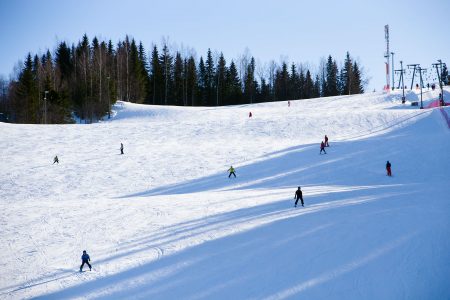 Kasurilan Vauhtisiili-rinteessä riittää tilaa leveämmillekin käännöksille.