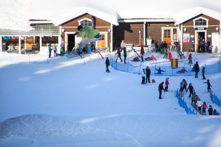 Kasurilan Metsäparkin viimeiset hypyt pääsee tekemään aivan kahvilan yläpuolella. Trikkien seuraaminen kahvilan edustalla muki kädessä onkin lähes yhtä mukavaa kuin itse hyppiminen.