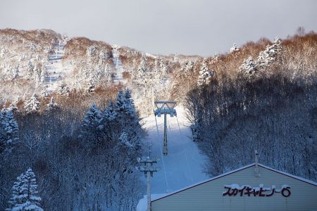 Sapporo Kokusai on etenkin offarilaskijalle päivän tai parin käynnin arvoinen keskus lähellä Sapporon ja Otarun kaupunkeja.