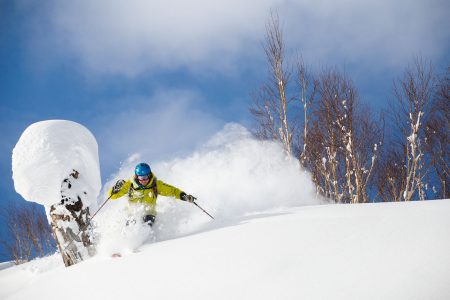 Sapporo Kokusain parhaisiin puoliin kuuluu offarilaskijoiden vähyys. Parhaat paikat saattaa hyvinkin päästä korkkaamaan itse.