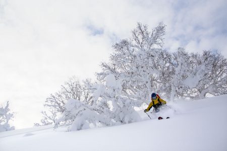 Sapporo Kokusain alueella rinteiden ulkopuolella on virallisesti kiellettyä laskea. Onneksi kieltoa ei yritetäkään valvoa, muuten nämä upeat maastot jäisivät hyödyntämättä.