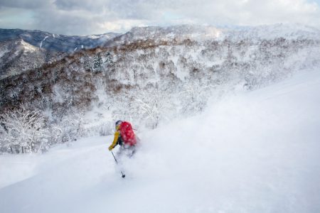 Sapporo Kokusain Asaridake -huipulta laskettaessa on parempi pysytellä harjanteiden tuntumassa. Kurujen pohjat ovat jyrkkäreunaisia ja mutkaisia. Lisäksi lumen alla kulkee vesi.