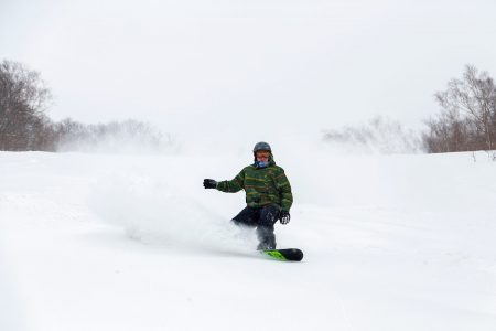 Iwanai Resortin kissahiihtäjät saavat tehdä lämmittelylaskut koskemattomilla vanhoilla rinnepohjilla. Harvoin lumi pöllyää rinteessä yhtä ihanasti!