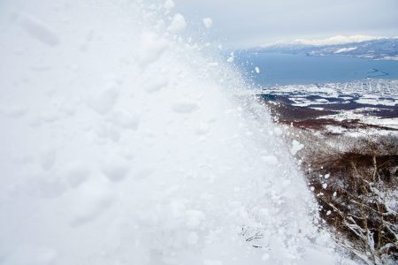 Iwanai Resortin lumipöllyihin voi piiloutua kameralta. Koko kissahiihtokeskus on hyvin piilossa läheisen Nisekon suurilta turistimassoilta.