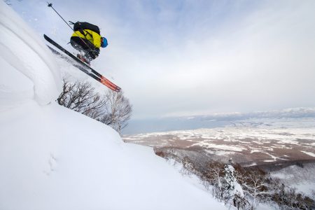 Lumilipat ovat usein vaarallisia lumivyöryn laukaisijoita. Iwanai Resortin harjanteen reunalta löytyi kuitenkin kohtia, joista vauhdikkaan laskulinjan pääsee aloittamaan vähemmän hasardisti.