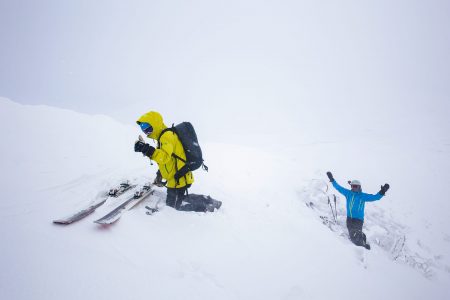 Iwanai Resortin lumikissan päätepysäkiltä on vajaan kahdensadan korkeuserometrin skinnailu Iwanaidaken 1086 -metriselle huipulle.