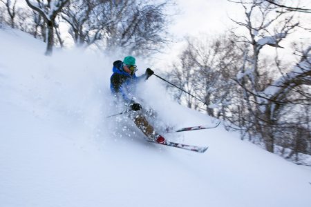 Iwanai Resortin yrittäjä John Greiner arvostaa vanhan koulukunnan kapeita puuterisuksia ja näyttävää perinteistä laskutyyliä.