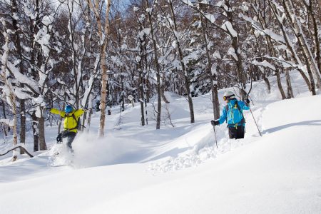 Asarin yläosan offarit päättyvät tasaiselle välikentälle, johon vauhti hiipuu syvässä lumessa nopeasti. Kun vauhti loppuu, pääsee ylähissille siirtymään lähes korkeuskäyrää pitkin.