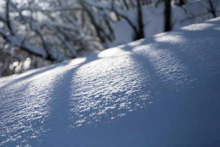 Gudaurin alueella koskematonta lunta on saatavissa varsin helposti. Kun rinteenvierustat alkaa olemaan koluttuja, löytyy lisää pienillä sivuttaissiirtymillä ja nousuilla. Skinnailijalle koskematonta lunta riittää lähes loputtomiin.
